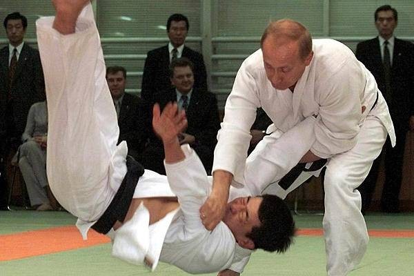 Xem Tổng thống Putin thể hiện tài năng võ thuật với vận động viên Olympic