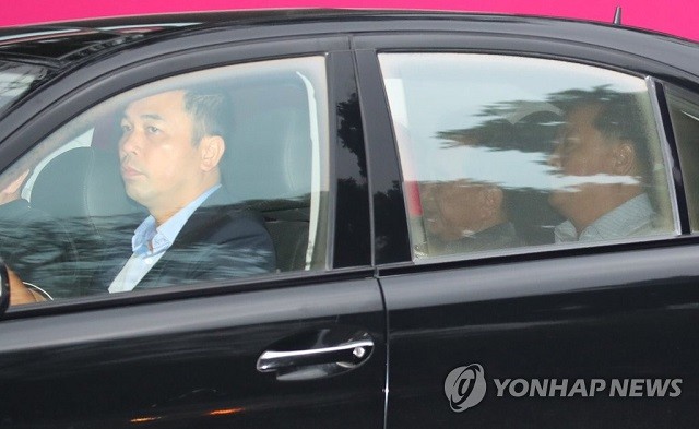 Chiếc xe chở ông Kim Chang-son rời nhà khách chính phủ ở Hà Nội 