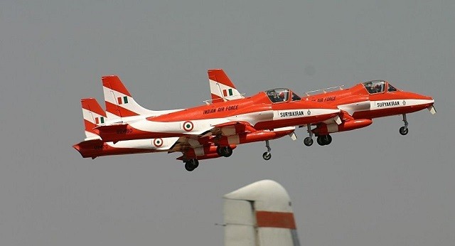 Hai máy bay thuộc đội một nhào lộn trên không của Không quân Ấn Độ