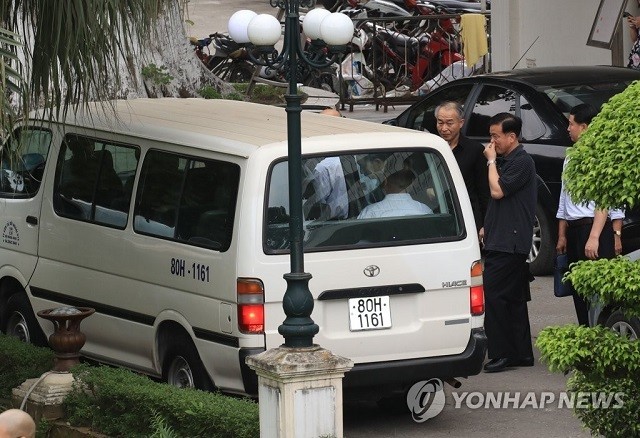Xe của phái đoàn ông Kim Chang-son trong chuyến đi tới một khách sạn ở Hà Nội