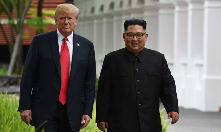 Tổng thống Donald Trump và Chủ tịch Kim Jong-un tại thượng đỉnh đầu tiên ở Singapore vào tháng 6/2012