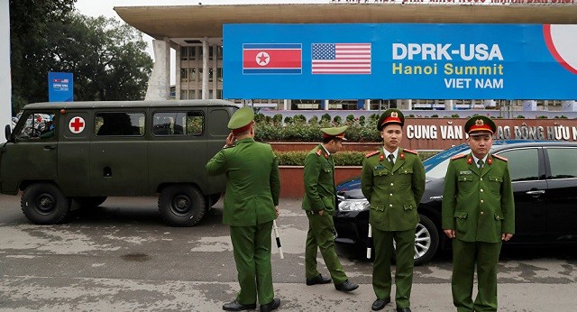 Công an Việt Nam đứng bên ngoài Trung tâm truyền thông của Thượng đỉnh Mỹ Triều tại Hà Nội