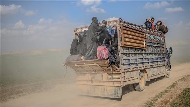 Một xe tải chở người dân chạy khỏi căn cứ cuối cùng của IS ở Beghouz 