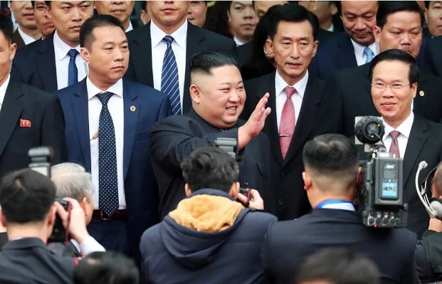 Chủ tịch Kim Jong-un tới ga Đồng Đăng. Ảnh: Reuters