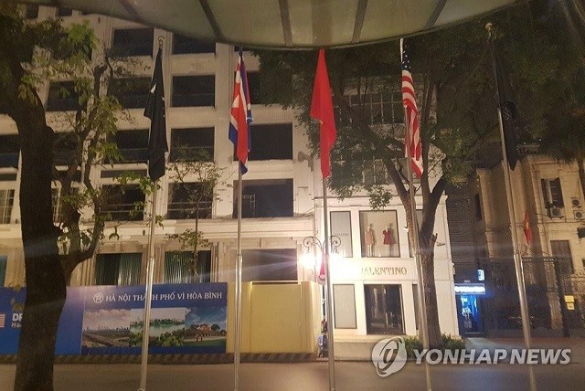 Quốc kỳ Mỹ, Triều Tiên và Việt Nam trước Khách sạn Sofitel Legend Metropole tại trung tâm Hà Nội