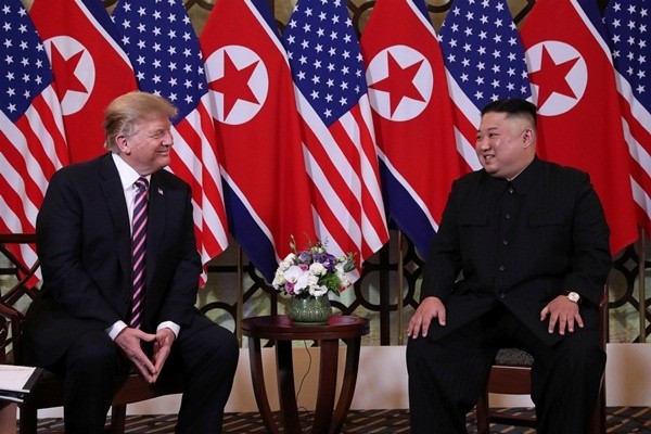 Chính thức gặp gỡ tại Hà Nội, TT Trump và Chủ tịch Kim bắt tay thân mật