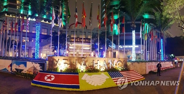 Cờ Mỹ và Triều Tiên trước khách sạn Melia - nơi Chủ tịch Kim ở trong quá trình diễn ra thượng đỉnh Mỹ Triều