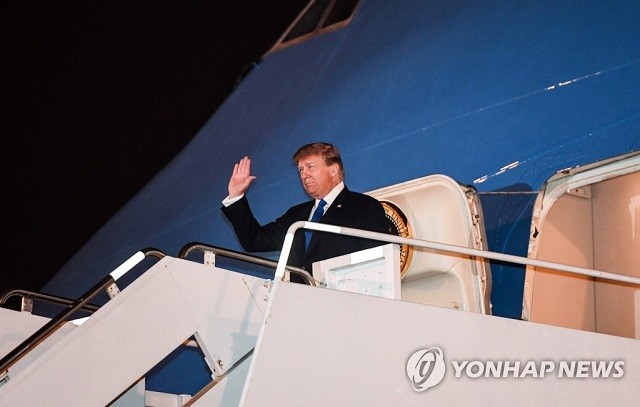TT Trump xuống sân bay Nội Bài vào tối qua