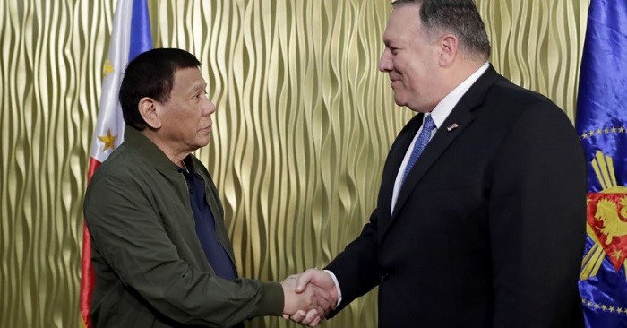Tổng thống Philippines Rodrigo Duterte chào mừng Ngoại trưởng Hoa Kỳ Mike Pompeo khi ông tới căn cứ không quân Villamor ở ngoại ô thành phố Pasay phía đông nam Manila, Philippines, hôm 28/2. (Ảnh: AP / Bullit Marquez, POOL)