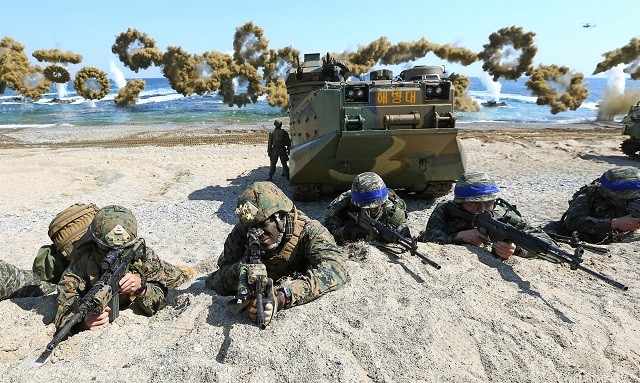 Lính thủy Mỹ và Hàn Quốc trong một cuộc tập trận năm 2016