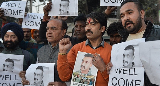 Người dân Ấn Độ cầm ảnh của phi công Abhinandan Varthaman sau khi Pakistan tuyên bố sẽ thả phi công này