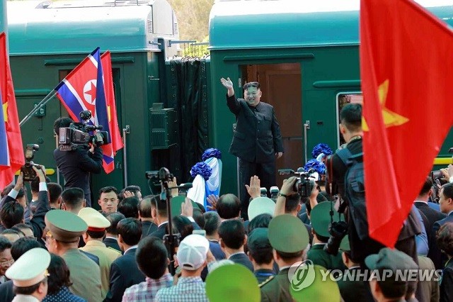 Chủ tịch Kim Jong-un lên tàu về nước hôm 2/3.