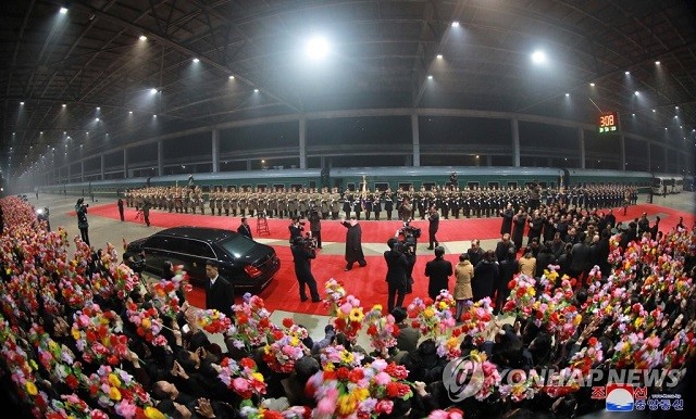 Nhiều người cầm hoa đón Chủ tịch Kim Jong-un khi tàu của ông tới sân ga lúc 3 giờ sáng nay.