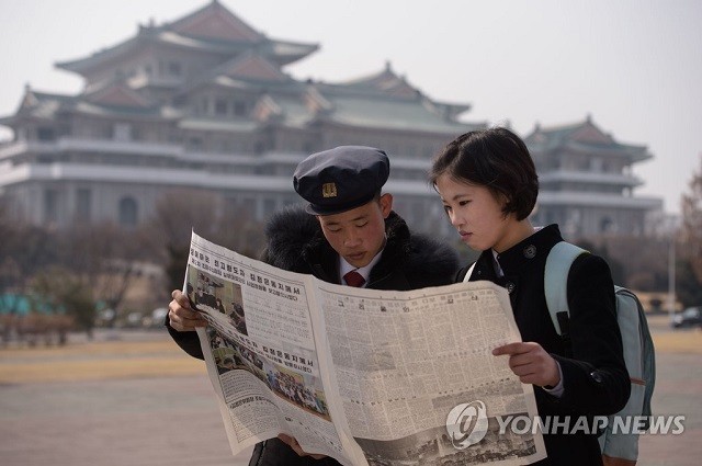 Người Triều Tiên đang đọc báo Rodong Sinmun