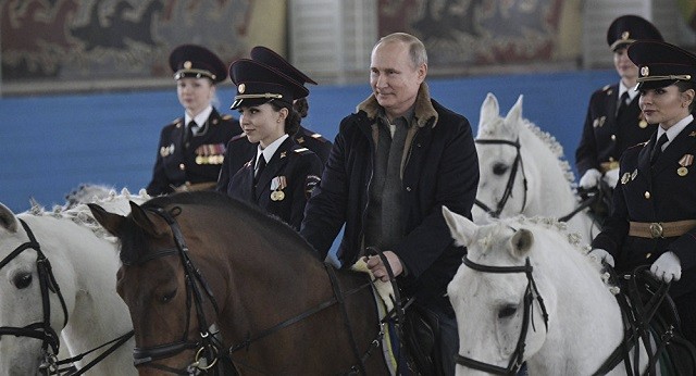 TT Nga Putin cưỡi chiến mã, chúc mừng các nữ cảnh sát nhân ngày 8/3
