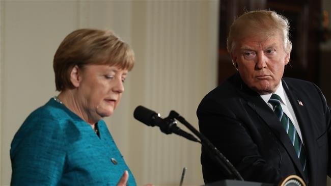 Thủ tướng Đức Angela Merkel và TT Mỹ Donald Trump (phải)