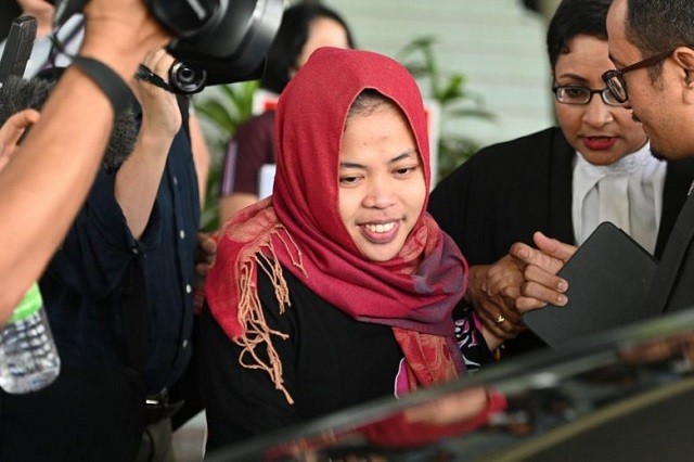Siti Aisyah rời tòa án Shah Alam bên ngoài Kuala Lumpur
