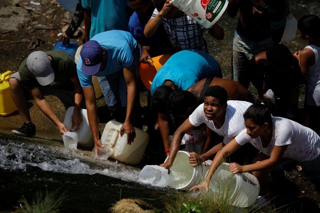 Người dân Venezuela thiếu nước do mất điện