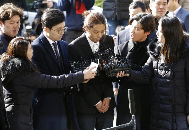 Jung Joon Young trả lời phóng viên khi tới đồn cảnh sát.