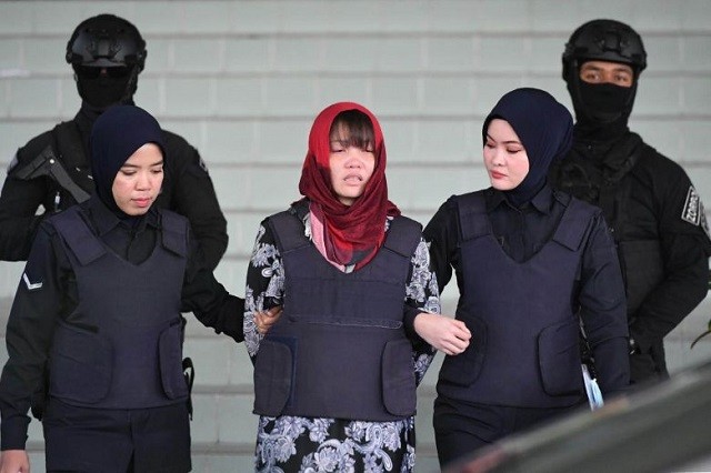 Nghi phạm Đoàn Thị Hương khi rời tòa án Shah Alam ở Malaysia