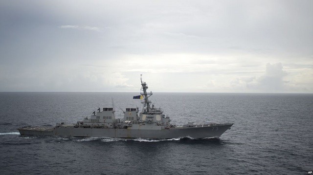  Tàu khu trục mang tên lửa dẫn đường USS Decatur (DDG 73) hoạt động ở biển Đông ngày 13/10/2016 
