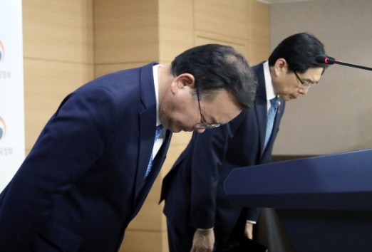 Hai bộ trưởng Hàn Quốc xin lỗi công chúng tại một cuộc họp báo