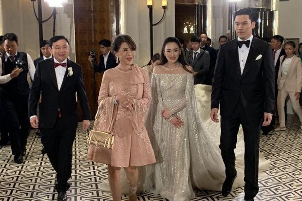 Công chúa Ubolratana (áo hồng) đứng giữa cô dâu chú rể và ông Thaksin.