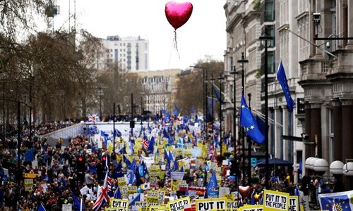 Đám đông biểu tình tại thủ đô London ngày 23/3 đòi Anh ở lại EU. Ảnh: Reuters.
