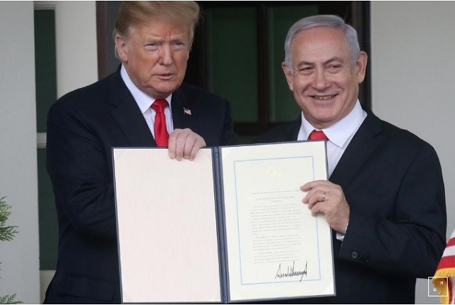 TT Trump và Thủ tướng Israel Netanyahu trong buổi ký công nhận cao nguyên Golan của Israel
