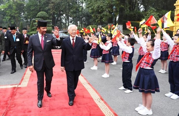 Tổng Bí thư, Chủ tịch nước Nguyễn Phú Trọng đón Quốc vương Brunei Hassanal Bolkiah. (Ảnh: Trí Dũng/TTXVN).