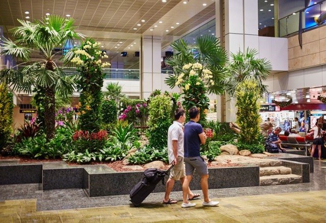 Hành khách tại sân bay Changi - Sân bay tốt nhất thế giới của Singapore