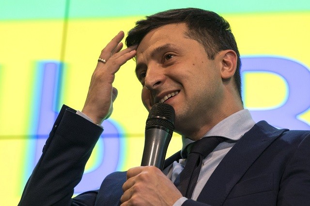 Diễn viên hài Volodymyr Zelenskiy là ứng cử viên đang dẫn đầu cuộc bầu cử tổng thống Ukraine