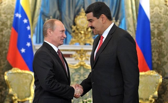 Tổng thống Nga Vladimir Putin và người đồng cấp Venezuela Nicolas Maduro (Ảnh: RT)