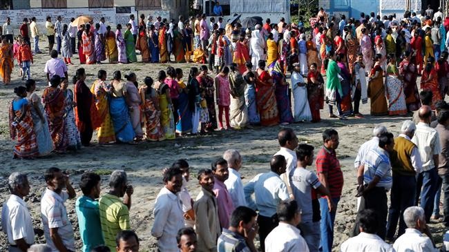Cử tri Ấn Độ xếp hàng đi bỏ phiếu