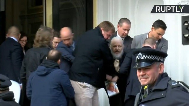 Julian Assange bị cảnh sát Anh đưa ra xe