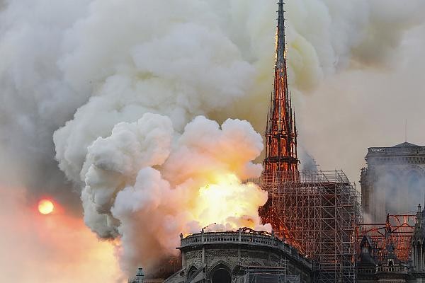 Khói và lửa bốc lên từ Nhà thờ Đức Bà