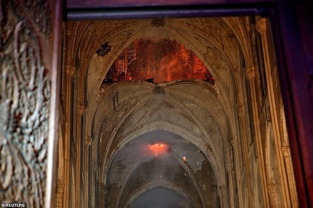 Cảnh tượng bên trong Nhà thờ Đức Bà Paris sau cơn hỏa hoạn