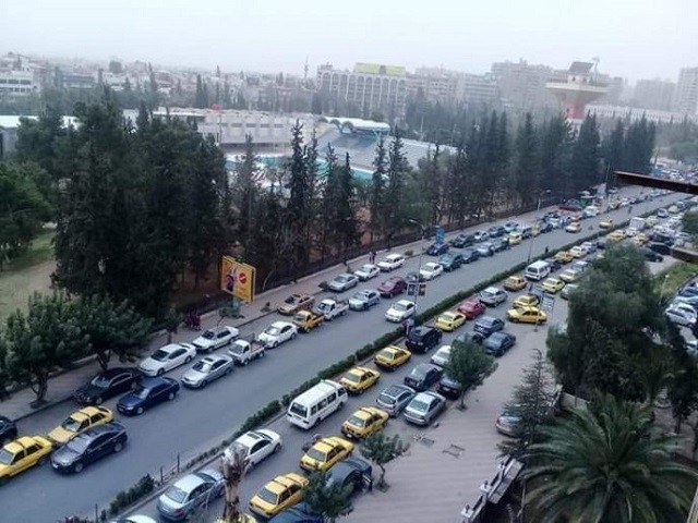 Xe xếp hàng để đổ xăng ở thủ đô Damascus