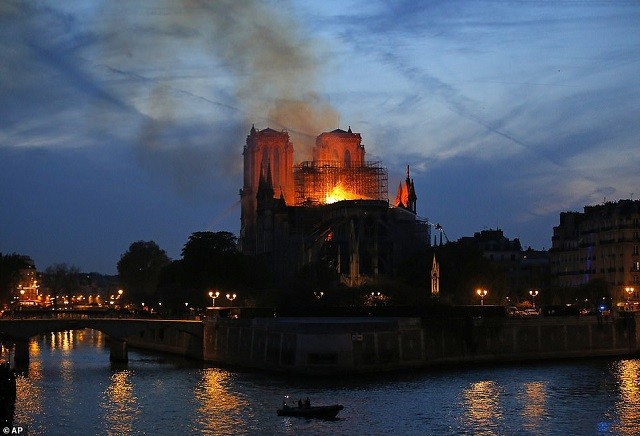 Nhà thờ Đức Bà Paris bị hỏa hoạn vào tối 15/4.