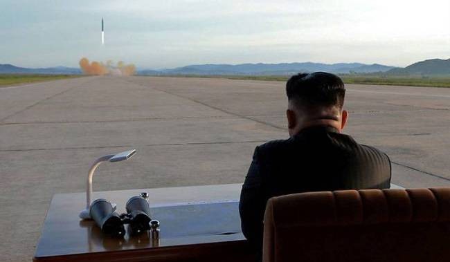 Chủ tịch Kim Jong-un theo dõi một vụ phóng tên lửa
