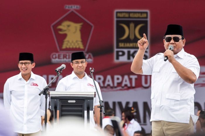 Ông Prabowo Subianto (phải) nói chuyện với những người ủng hộ