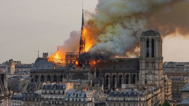 Nhà thờ Đức Bà Paris trong cơn hỏa hoạn tối thứ 2 (15/4).