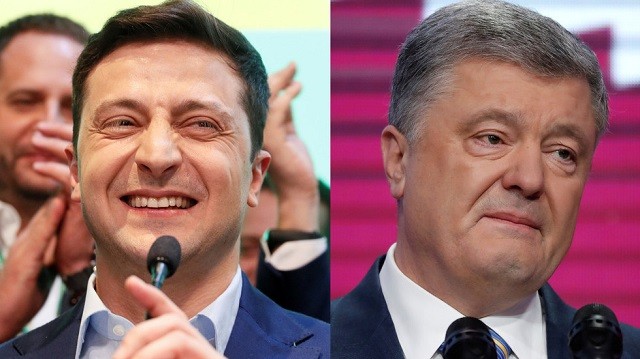 Ông Vladimir Zelensky và TT đương nhiệm Ukraine Petro Poroshenko (phải)