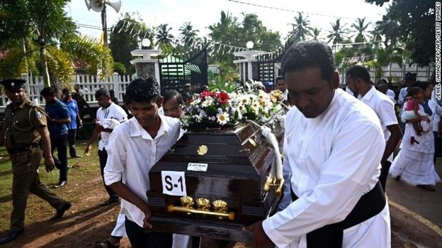 Người Sri Lanka chôn cất các nạn nhân của các vụ đánh bom thảm khốc