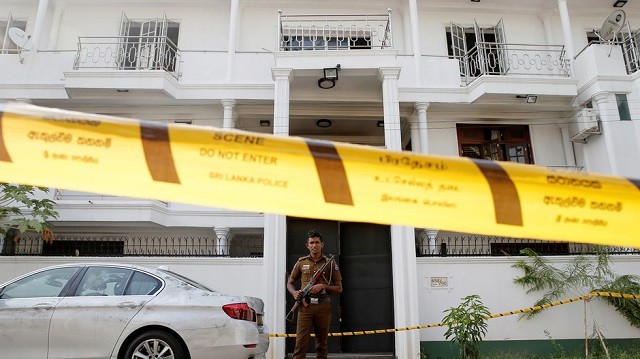 Cảnh sát canh gác ở nơi được cho là nhà của một nghi phạm vụ thảm sát ở Sri Lanka.
