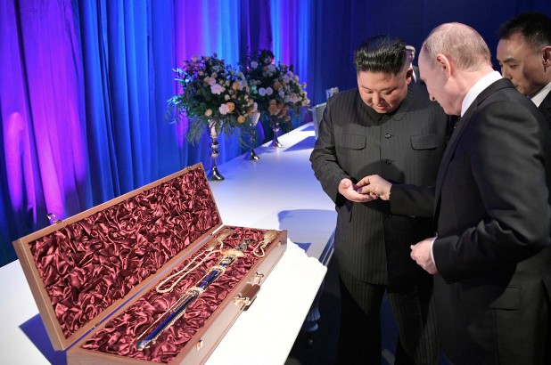 TT Nga Putin và Chủ tịch Triều Tiên Kim Jong-un trao tặng nhau kiếm báu.