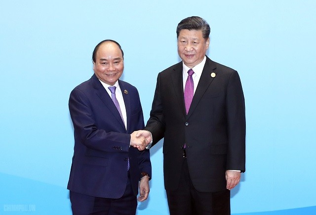 Thủ tướng Nguyễn Xuân Phúc và Chủ tịch Trung Quốc Tập Cận Bình bắt tay trước khi tham dự Hội nghị. Ảnh: VGP/Quang Hiếu.
