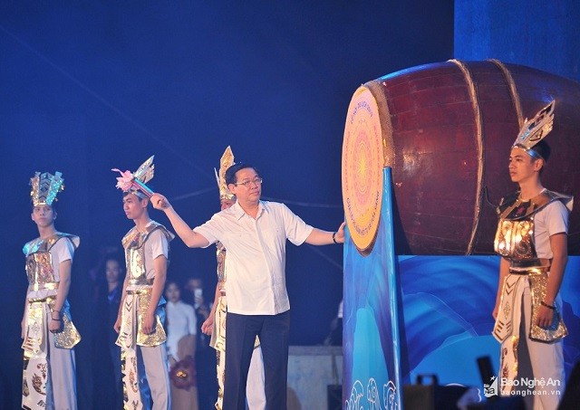 Phó Thủ tướng Vương Đình Huệ đánh trống khai hội du lịch Cửa Lò năm 2019.