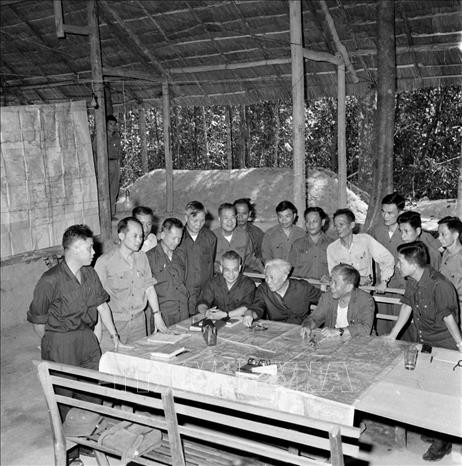 Bộ Chỉ huy Chiến dịch Hồ Chí Minh tại căn cứ Tà Thiết - Lộc Ninh, trong đó Trung tướng Lê Đức Anh là Phó Tư lệnh cùng với các đồng chí Thượng tướng Trần Văn Trà, Trung tướng Đinh Đức Thiện và Trung tướng Lê Trọng Tấn. Ảnh: TTXVN.
