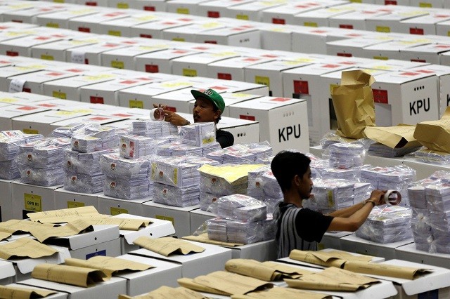Những nhân viên phục vụ trong cuộc bầu cử Indonesia phải làm việc quá tải